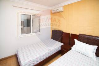 شقة للبيع 330 متر كامب شيزار علي البحر مباشرة