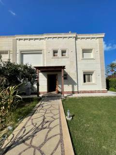 ڨيلا للبيع بمارينا 6 اول صف بحيره وثاني صف بحر