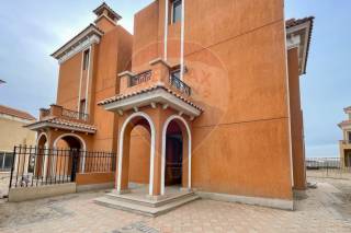 تاون هاوس للبيع في قلب 6 اكتوبر و بجوار جامعة MSA