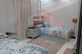 شقه للبيع 170 متر المندرة علي البحر مباشرة