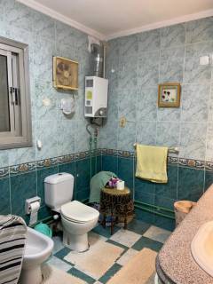 شقة بمكان مميز جداا على شارع رئيسى النزهة الجديدة