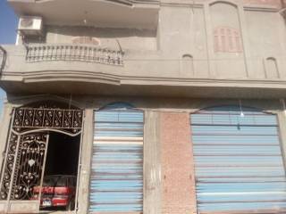 منزل من دورين مكون من خمس شقق قريب من طريق المحله