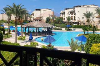 شاليه مفروش للبيع بقرية نيس 3 الساحل الشمالي