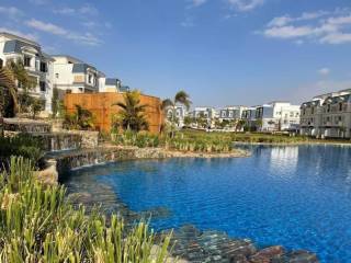 للبيع بسعر لقطة فيلا ف كمبوند ديجويا في الشيخ زايد