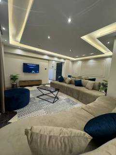 شقة للبيع في الحي الأول امام نادي وادي دجله