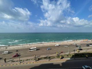 شقة للايجار 145 متر كامب شيزار بحر مباشر مدخل فندقي فاخر