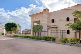 فيلا توين هاوس بكومباوند اليكس ويست للبيع