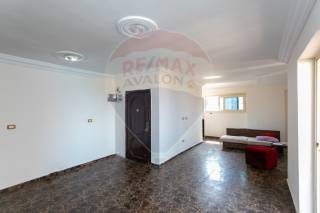 شقة للبيع 160 متر المندرة ثاني عمارة من البحر