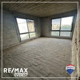 دوبلكس علوي كورنر بروف في أرقى مجتمع بغرب القاهرة