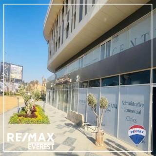 محل 140 متر للإيجار بموقع مميز على محور 26 يوليو