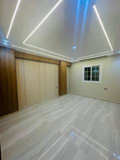 للبيع اميزشقة180متر وجهه دور ثالث مميزجدا علي رئيس