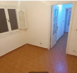 شقه للايجار السنوي خطوات من شاطئ السرايا بحري