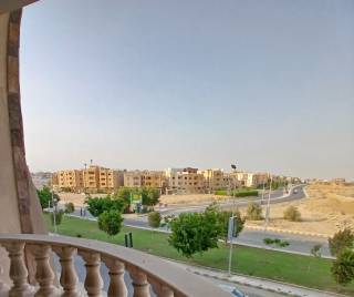 شقة للبيع في العبور الحي الثالث على خط 10 مباشر