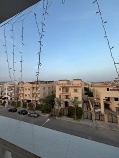 شقه للبيع بالحي السادس 2العبور قريبه للخدمات