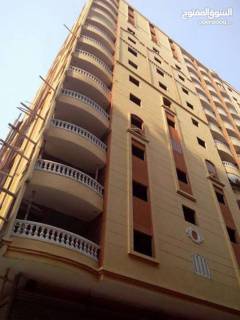 شقه ريسيل للبيع بشارع سكني بالنزهة الجديدة