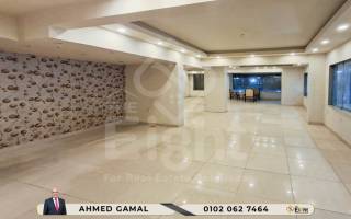 ميزان تجارى بمدخل خاص للبيع 250 متر لوران شارع الاقبال