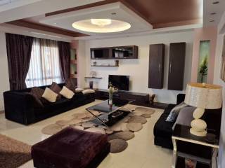 شقه ايجار مفروش في مدينتي 260م امام النادي