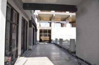 محل للبيع في مدينه الشروق في مول اسكوير5ب 9120