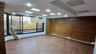 مكتب للإيجار في العجوزة 300م علي النيل برخصة إداري