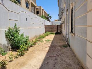 للايجار الادارى شقة بحديقة مفروشة فى الحي السابع