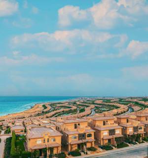 شاليه للبيع علي البحر في قرية تلال العين السخنة