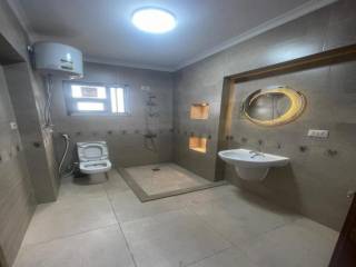 مكتب دور أرضي للايجار في شيراتون المطار 160 م