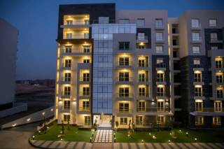 شقة 185م استلام فورى بمنطقة الR7 ع محور المركزى