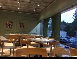 محل 270 متر بشارع تجارى بالدقى به رخصة مطعم