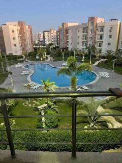 شاليه مميز علي البحر للبيع في خليج راس الحكمة