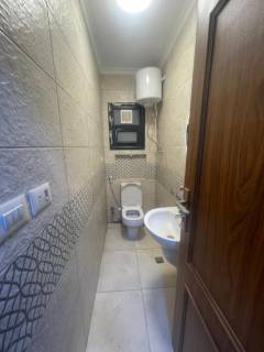 مكتب دور أرضي للايجار في شيراتون المطار 160 م