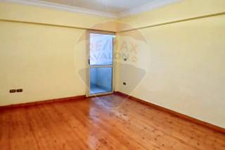 شقة للبيع 230 متر كفر عبده خطوات من سانت جيني