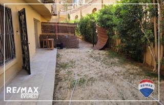 شقة بحديقة بالحي الثامن الشيخ زايد