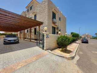 شاليه بحمام سباحة للبيع بقرية جرين بيتش الساحل الشمالي