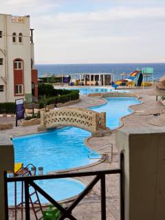 شاليه بالسخنه للايجار على حمام السباحة مباشره