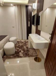 عندي شقه عاوز ابيعه بحديقة خاصه داخل كمبوند في الت