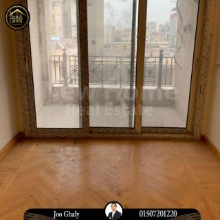 شقة للايجار 180 متر الازاريطة علي الترام مباشرة