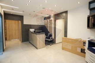 مقر بمدخل خاص في أرقى شوارع لوران