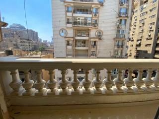 شقه للايجار ق ج بالمطبخ والتكييفات بالقرب من ش الب