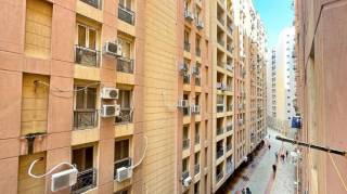 شقه للبيع بكومباوند فيروزة سموحه مساحتها 240م