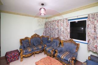 شقة للبيع 250 متر كامب شيزار علي البحر مباشرة