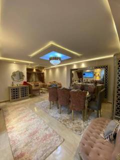 للبيع شقة ش عبادي تشطيب حديث 3 غرف