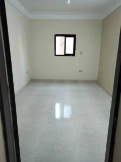 شقه للبيع دور اول بمنطقه دار السلام التقسيم 3غرف