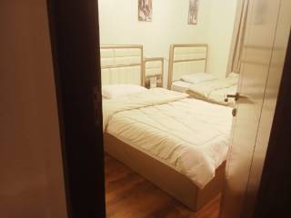 شقة متشطبة استلام سنة بجوار الAUC مع المراسم