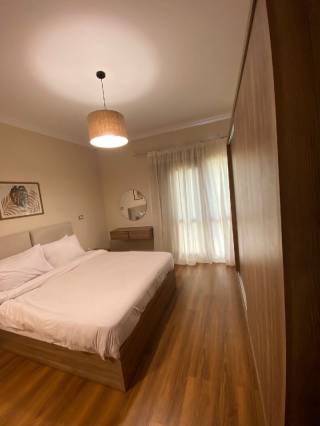 شقة متشطبة استلام سنة بجوار الAUC مع المراسم