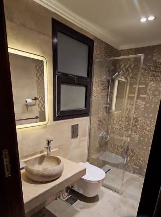 شقة متشطبة استلام سنة بجوار الAUC مع المراسم