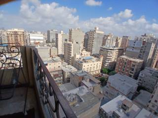 شقة للبيع بموقع ممتاز بكامب شيزار