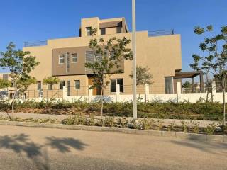 فيلا 5 غرف متشطبة برايم لوكيشن قريب من AUC بالتجمع