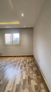 شقه للبيع دور اول في ش شهاب الرئيسي في المهندسين و