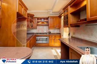 شقة للبيع 270 متر كفر عبده خطوات من ميدان سانت جينى