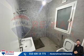 شقة للايجار 200 متر رشدى ش ابو قير مباشرة